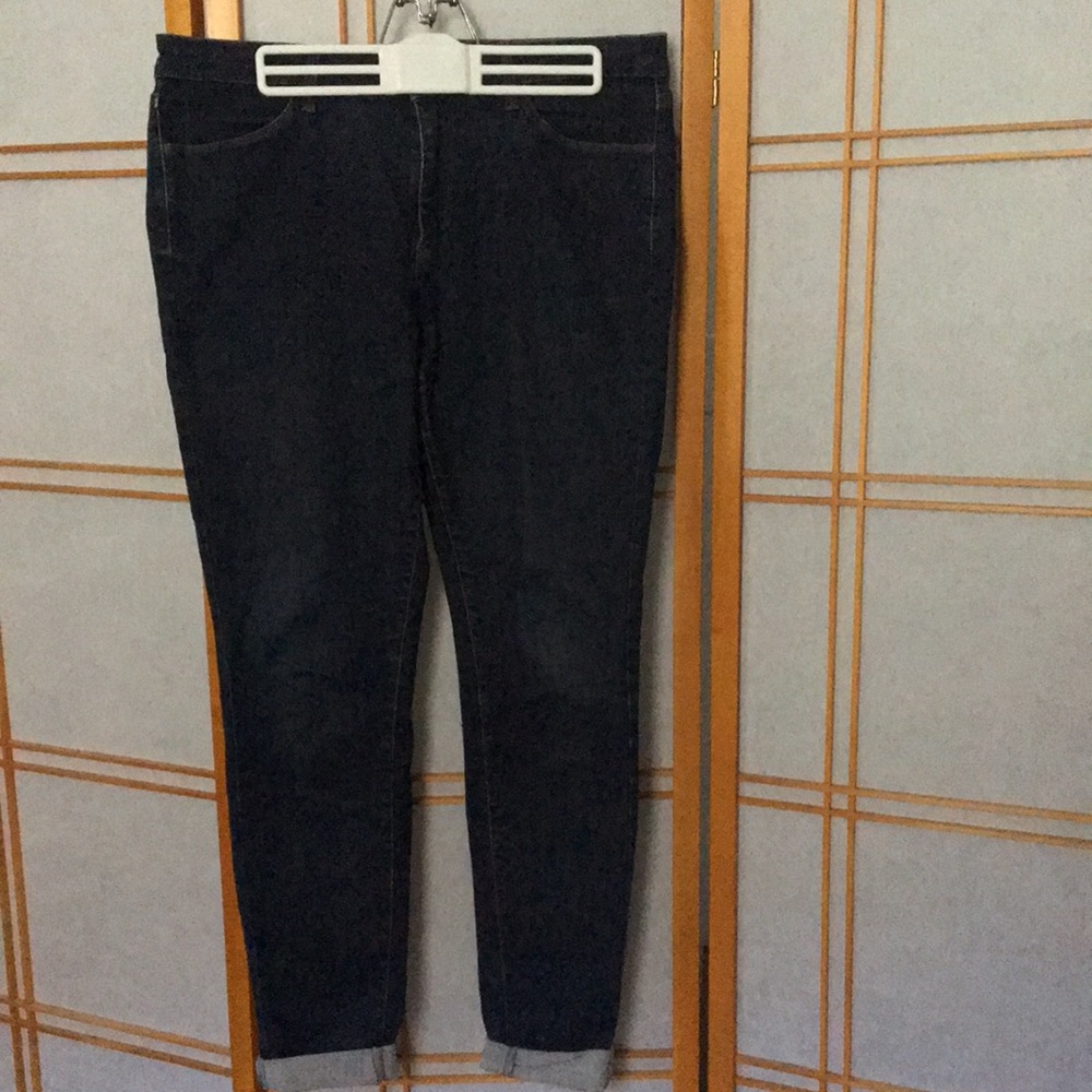 Med-dark wash mid-rise Uniqlo denim (32x33)
